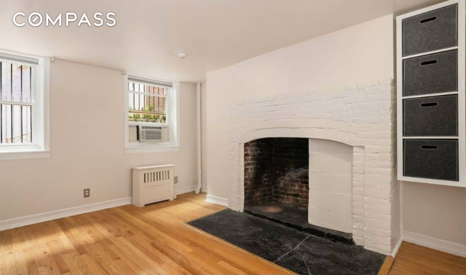 Located on one of the most picturesque streets in Greenwich Village, Minetta Lane, hidden from the hustle and bustle of Manhattan, this is a lovely renovated one bedroom in a ...