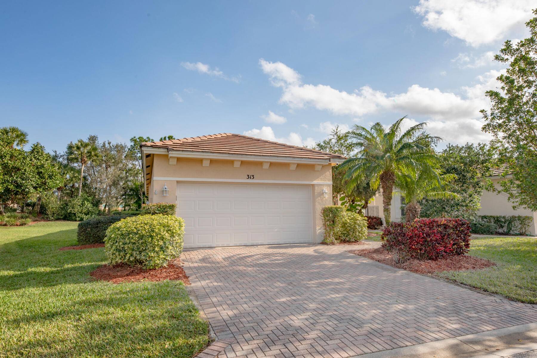 Introducing a stunning 2 2 in the heart of Port Saint Lucie West.