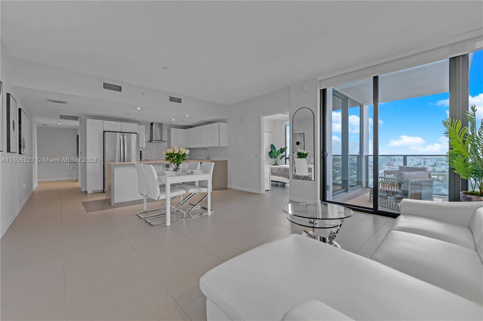 AVAILABLE FROM JULY 20TH 2024, MONTH TO MONTH, SEASONAL OR YEARLY Fully furnished and equipped 2 bed 2 bath in the heart of downtown with sunset and city views.