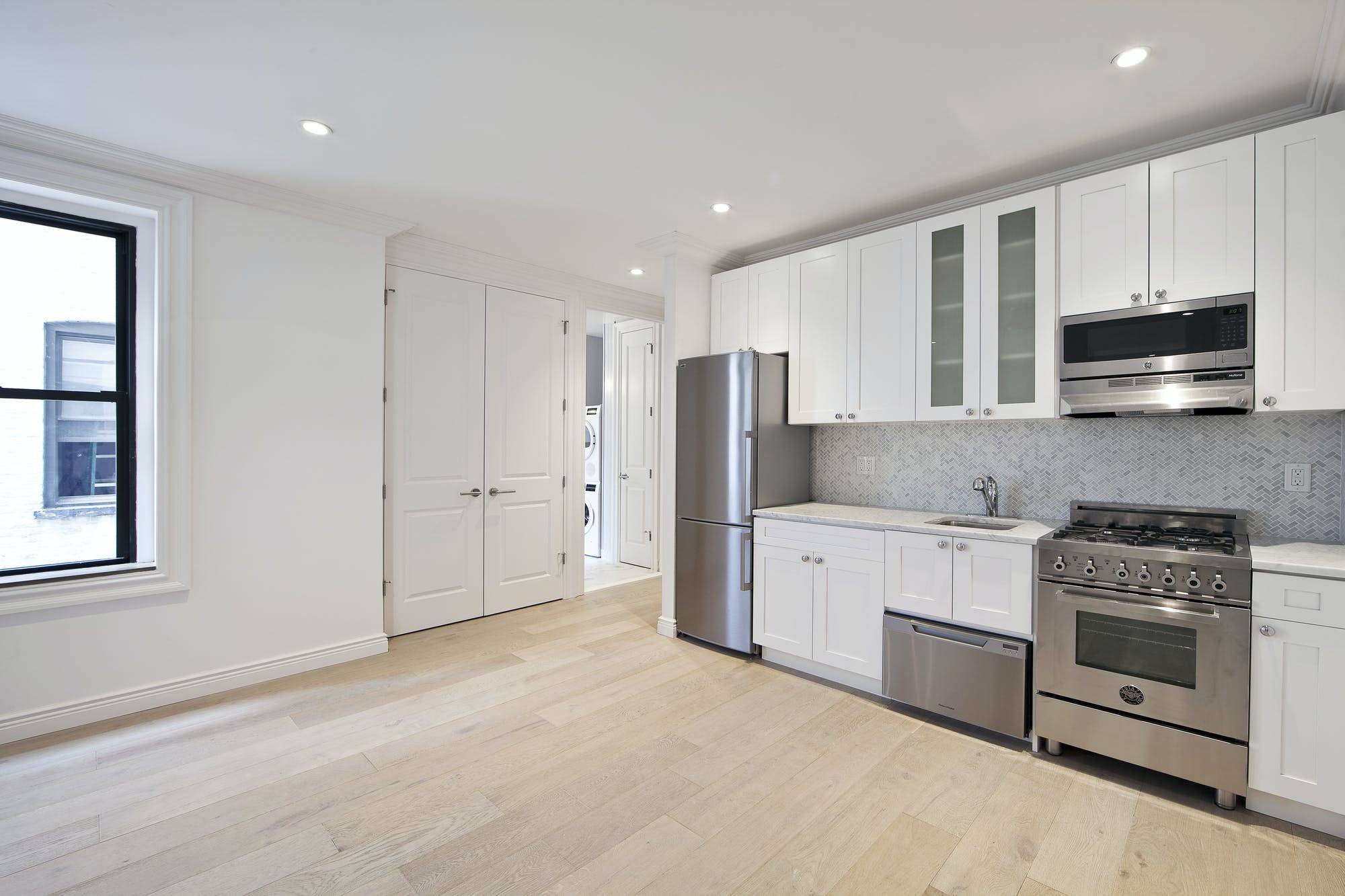 CLASSICALLY MODERN 2 Bed 2 Bath Photos are of a similar unit Past and Present Classically Contemporary Transcending Time 115 Henrys newly designed apartments give a nod to both the ...