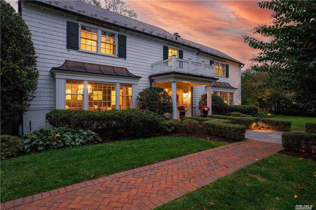 STATELY amp ; CLASSIC CEDAR SHAKE CENTER HALL COLONIAL ON ONE OF THE MOST SOUGHT AFTER LOCATIONS ON THE NORTH SHORE OFFERS BEAUTIFUL DESIGN amp ; DETAILS THROUGH OUT THIS ...
