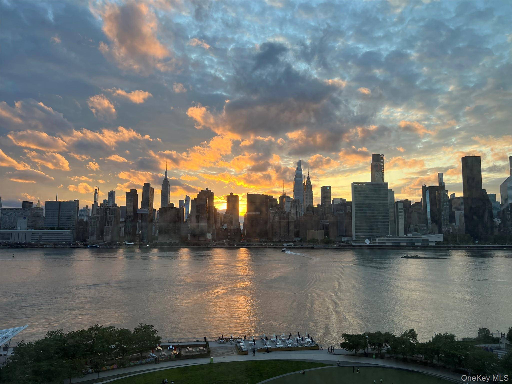 One month free rent ! Spectacular views of the East River and Manhattan Skyline, including the Empire State Building and the U.