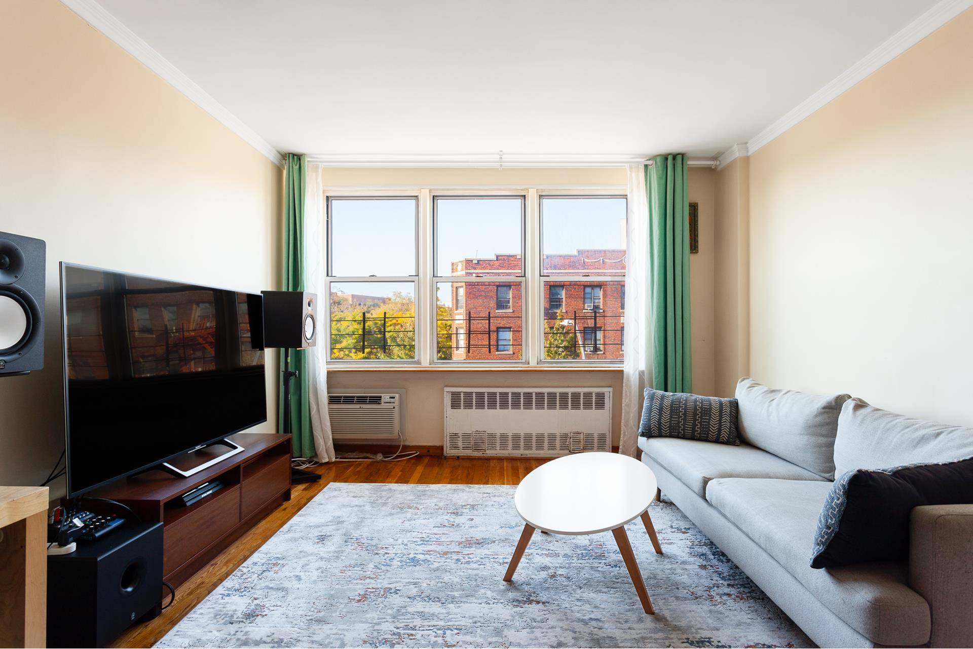 This newly listed apartment is located on the 4th floor of a well maintained Kensington coop.