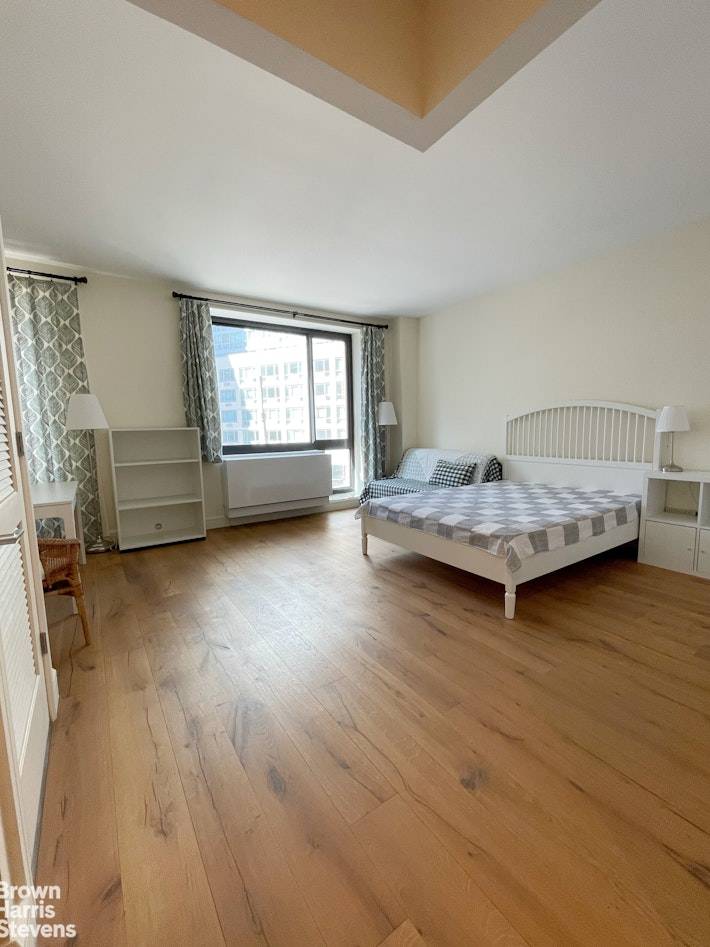 Luxury meets convenience in this stunning studio apartment for rent in the highly sought after Dutch LIC condo building in Long Island City, Queens.
