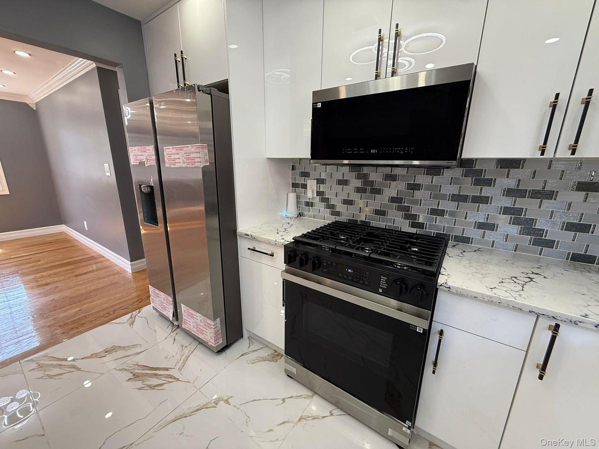 FIRST FLOOR STOVE, FRIDGE AND MICROWAVE