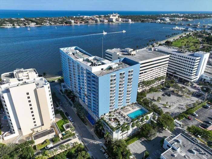 You will fall in love with this gorgeous condo on the intracoastal, in the chic and sleek Slade Building in West Palm Beach !