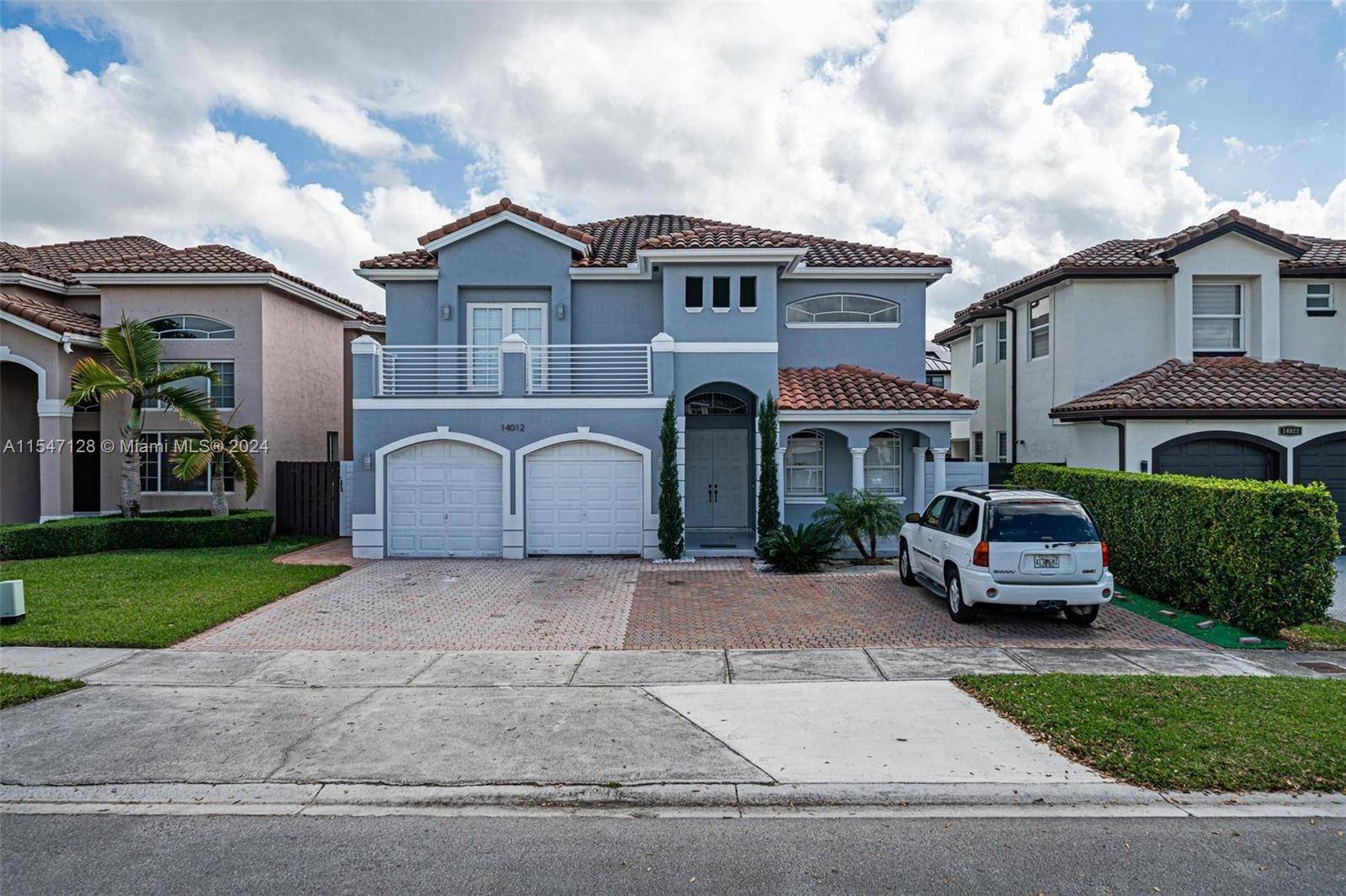 Beautiful, spacious, tastefully painted and decorated, 5 bedroom 3 bath home with over 2500SF L.