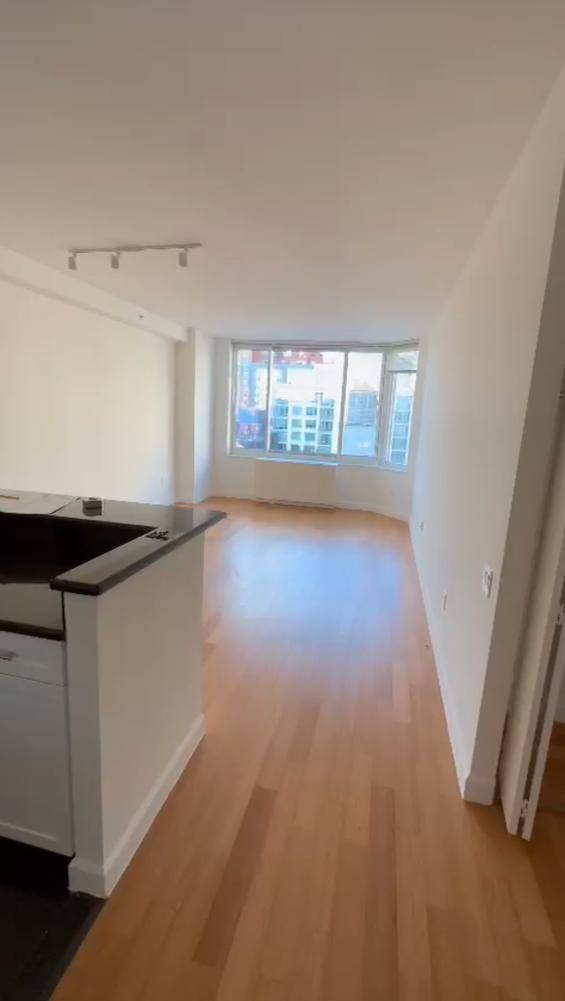 New to market High floor apartment with lots of living space, open kitchen with dishwasher and a king size bedroom, full size washer and vented dryer, excellent custom closet space, ...