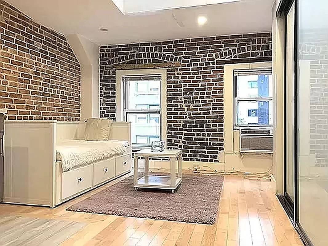 Welcome to 125 East 39th Street A Classic Murray Hill Townhome RedesignedTop Floor 1 Bedroom with Washer Dryer and SkylightPlease Watch the VideoThe Apartment 5th Floor Walk Up Skylight in ...