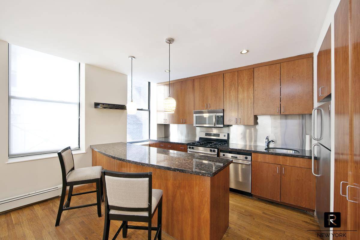 Come make this loft like, full floor residence approximately 900 square feet in the central Financial District apartment your home !