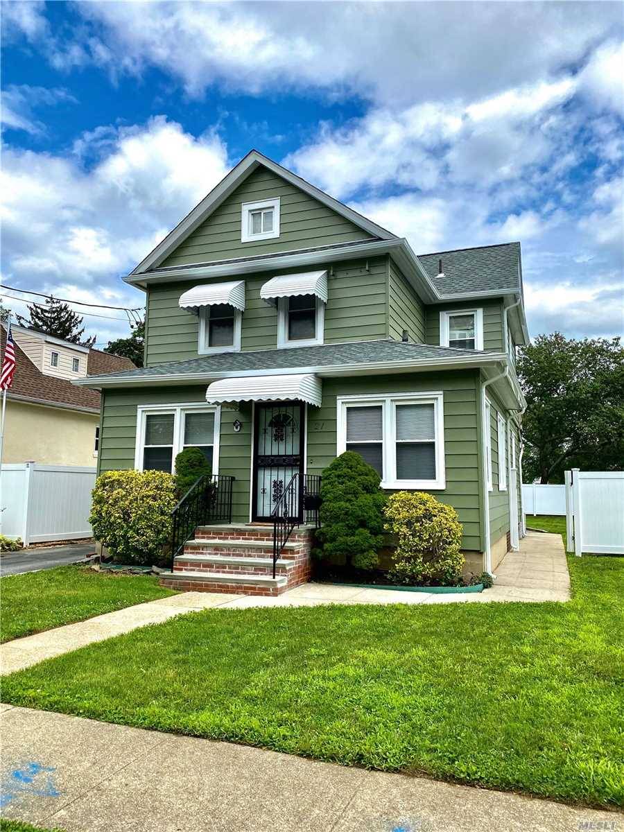 Beautiful 2 Story Single Family Home Rental, Newly renovated, within walking distance to the railroad and all that Farmingdale has to offer !