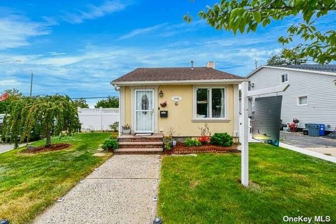 Beautiful single family home sitting in a corner lot in a nice quiet neighborhood in Oceanside.