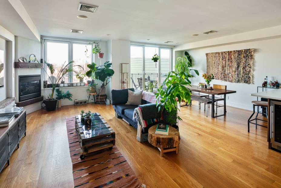 How often do you get a chance to live in an extra large 2 bedroom apartment with high level condominium finishes, two sizable terraces, open views of the Manhattan skyline, ...