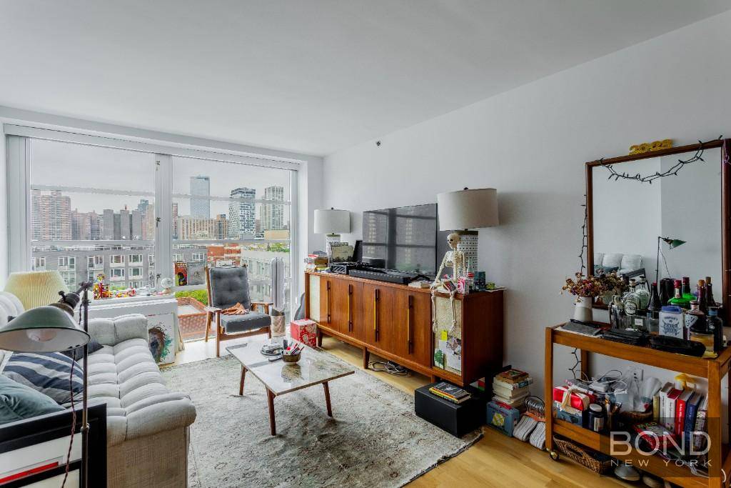 Feel at home from the moment you walk into this stunningly beautiful and bright spacious 2 bedrooms Flexed 3 2 baths apartment located on a high floor.