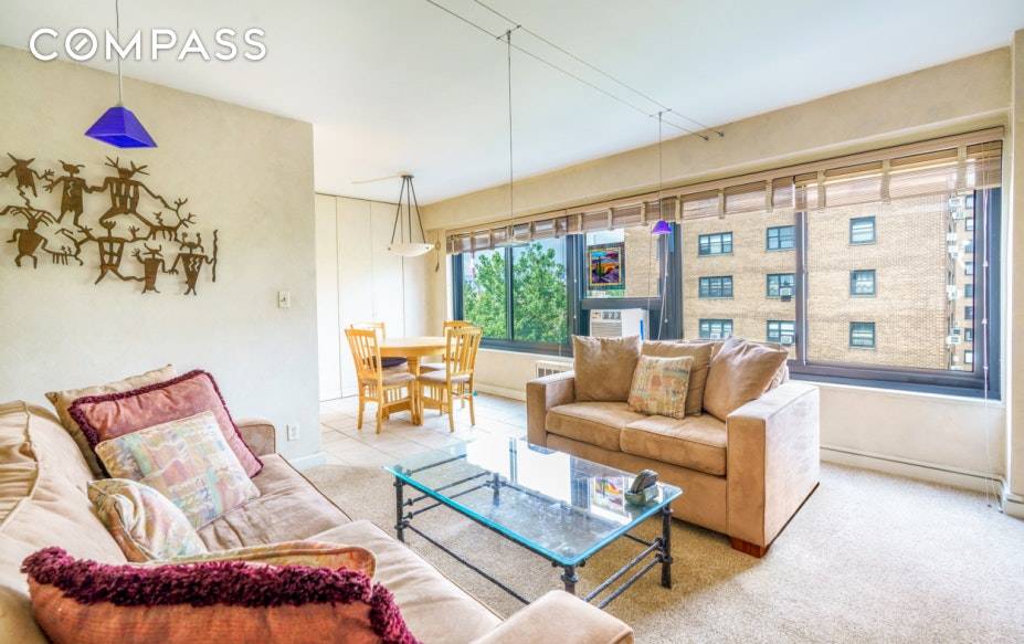 Spacious 3br, 1. 5 bath west facing unit has partially obstructed Manhattan views.