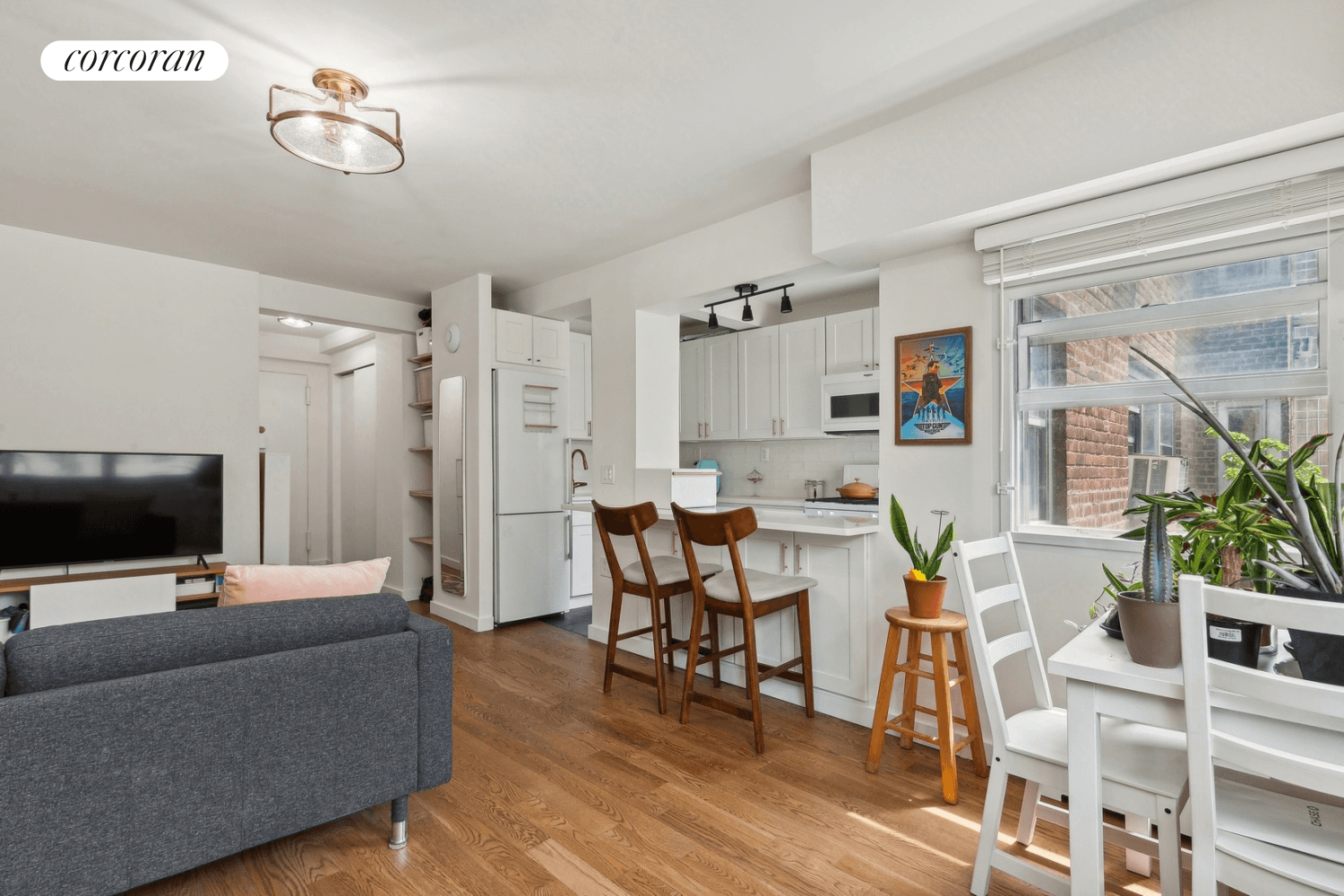 Welcome to your bright and sunny sanctuary in the heart of Downtown Brooklyn's vibrant Dumbo Heights neighborhood !