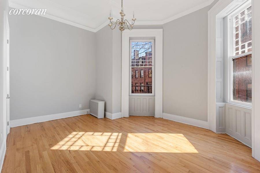 NO FEE ! ! Take a stroll back in time This exceptional sunny and quiet, corner 1 bedroom in the heart of Brooklyn Heights has Pre War charm galore !