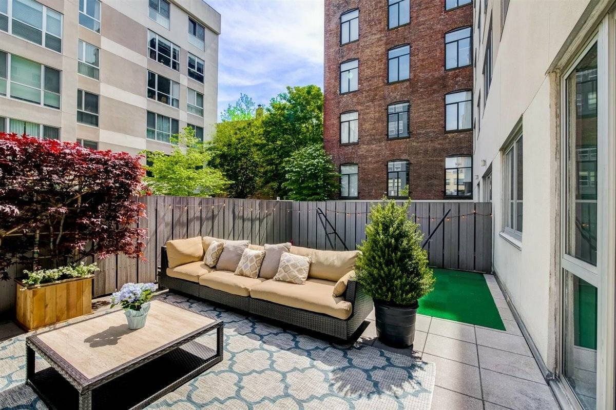 Spacious North Williamsburg 2BR 2BA with Huge 669 SF Private Outdoor Terrace Located on one of the most sought after blocks in North Williamsburg, at the premier 125N10 Condominium, this ...