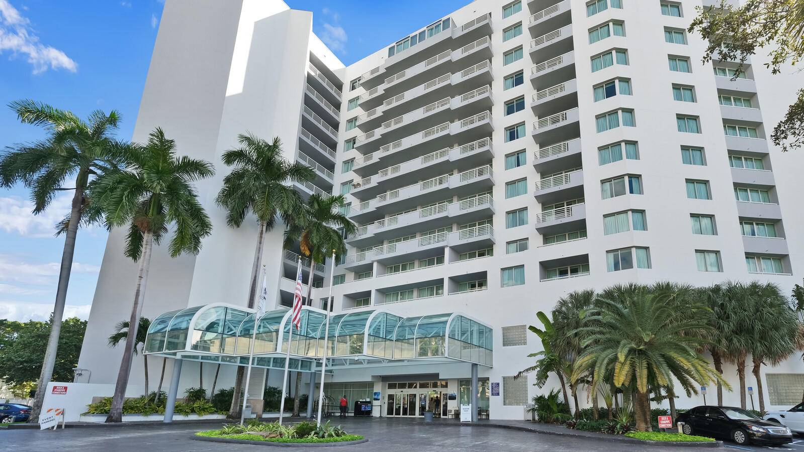 Wow ! Bring your suitcase and enjoy this beautiful Condo Hotel unit that sleeps up to 6 people !
