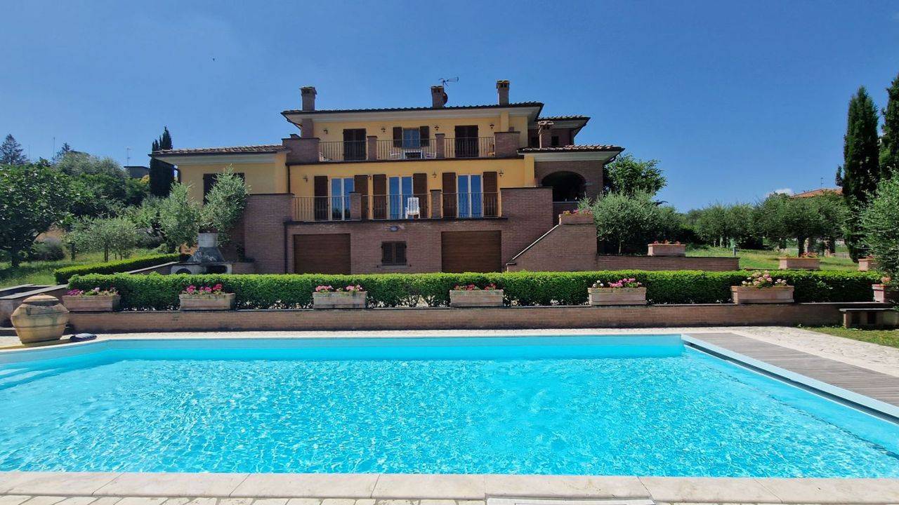 Newly built villa for sale at the foot of Marciano della Chiana, in Valdichiana, with swimming pool, garden with olive grove and barbecue.