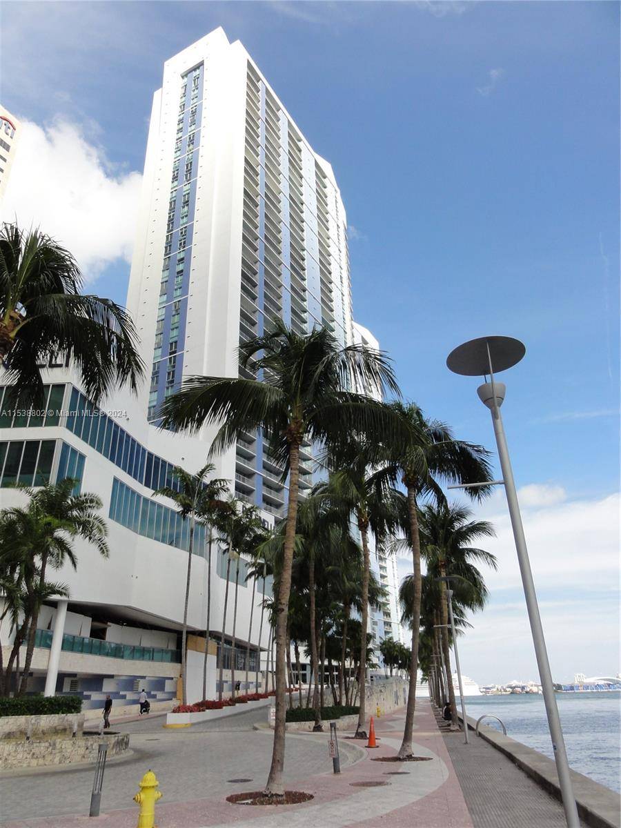 Fabulous 2 2 unit with spacious split floor plan and gorgeous views of Miami River, Biscayne Bay, Port of Miami and Brickell Key.