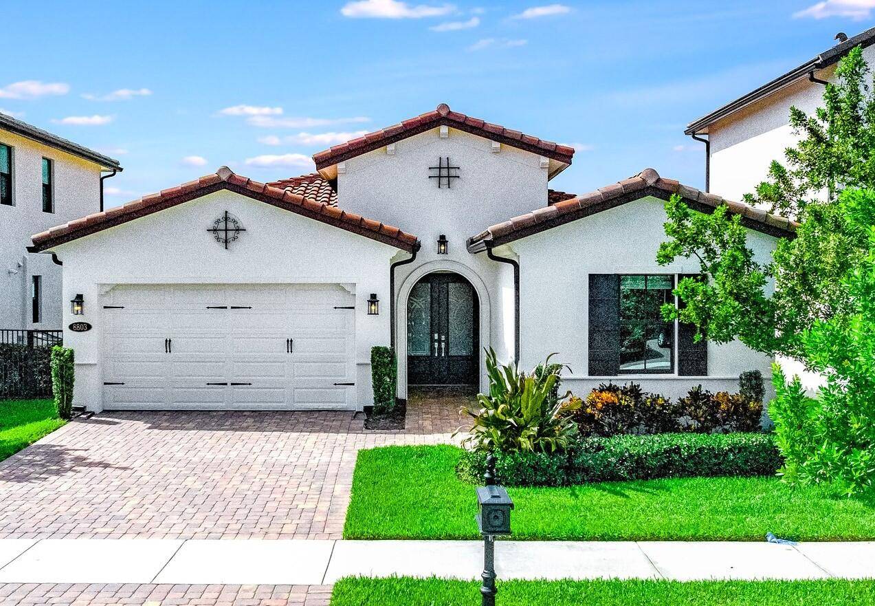 MOTIVATED SELLER ! ! ! Welcome to your private sanctuary nestled in the highly sought after Palm Meadows community !