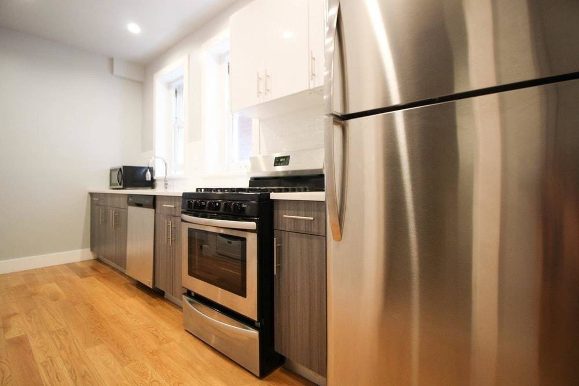 BRIGHT AND SPACIOUS TWO BED TWO BATHROOM WITH LAUNDRY IN PRIME WILLIAMSBURG !