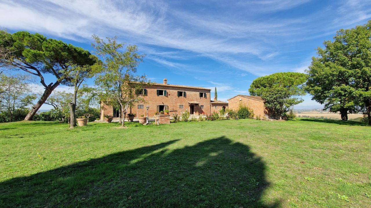 Cortona's countryside, for sale Tuscan farmhouse in with well and swimming pool. On panoramic position on the top of a hill with gardens and annexes