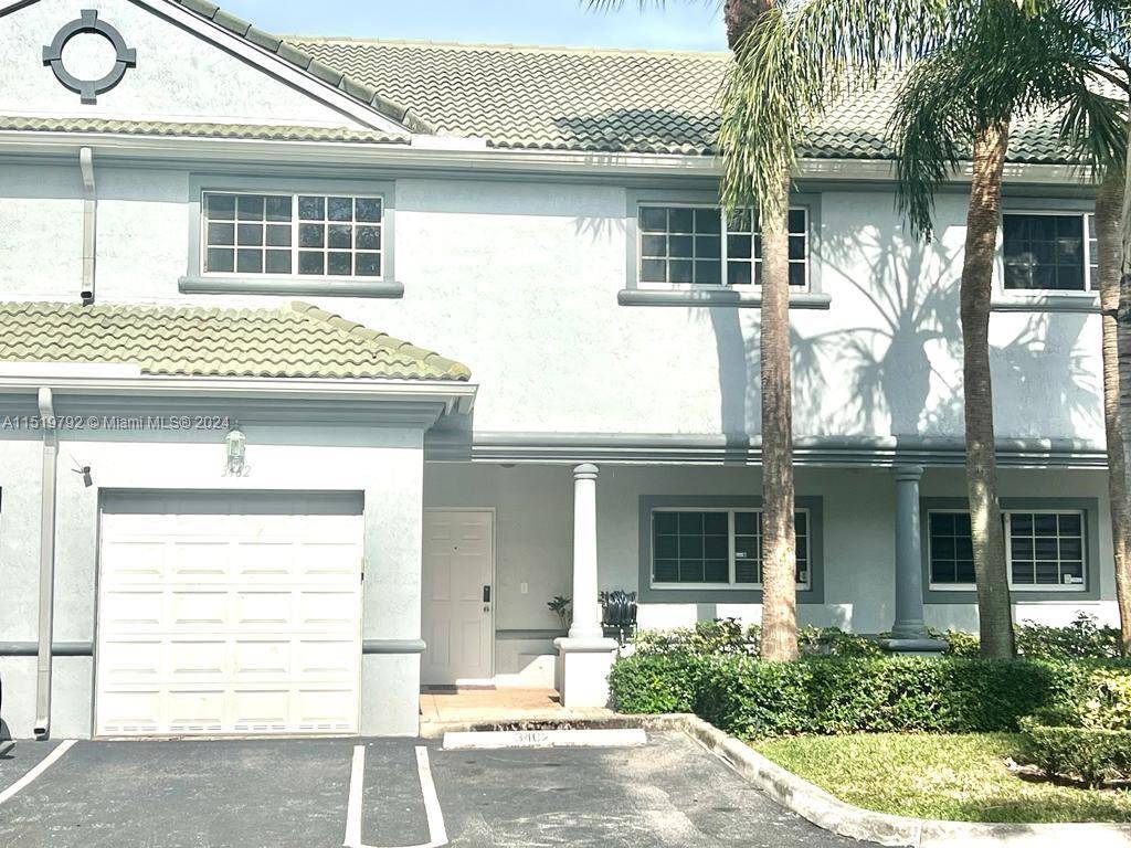 LOCATED IN THE HEART OF CORAL SPRINGS, THIS EXTRAORDINARY HOUSE WITH 3 BEDS AND 2.