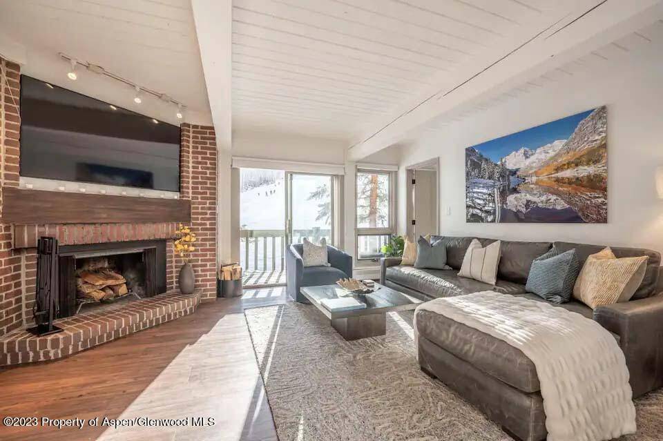 Experience the thrill of skiing in and out of this exquisite two bedroom condo, perfectly poised for outdoor enthusiasts.
