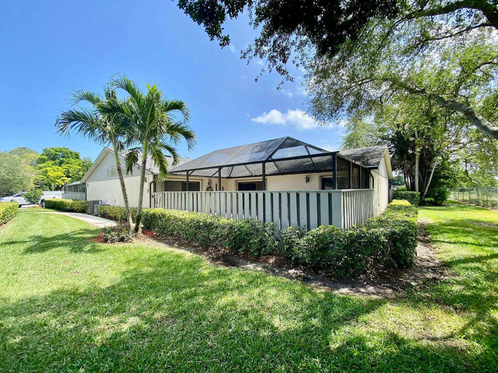 Nestled in proximity to Lawnwood Regional Hospital, Lawnwood Park, downtown shopping, and the pristine beaches of Fort Pierce, this meticulously maintained villa offers a blend of comfort and convenience.