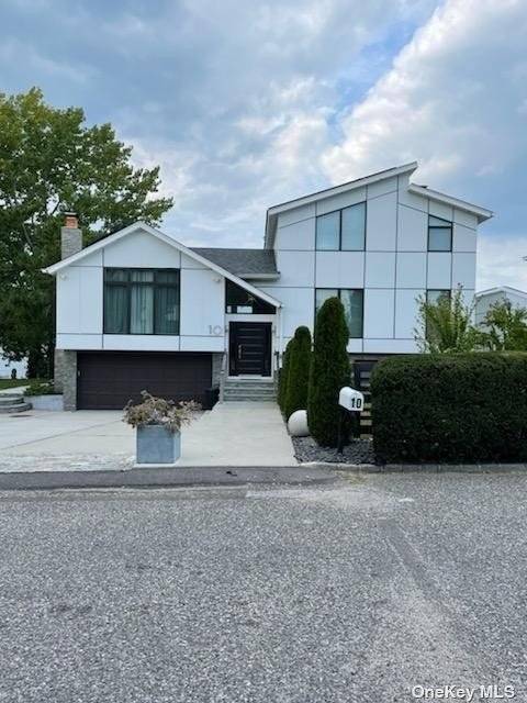 4 bedroom, 4 baths, Gourmet completely outfitted kitchen with LI Sound water view, 2 fireplaces, wet bar, outdoor kitchen amp ; IG pool.