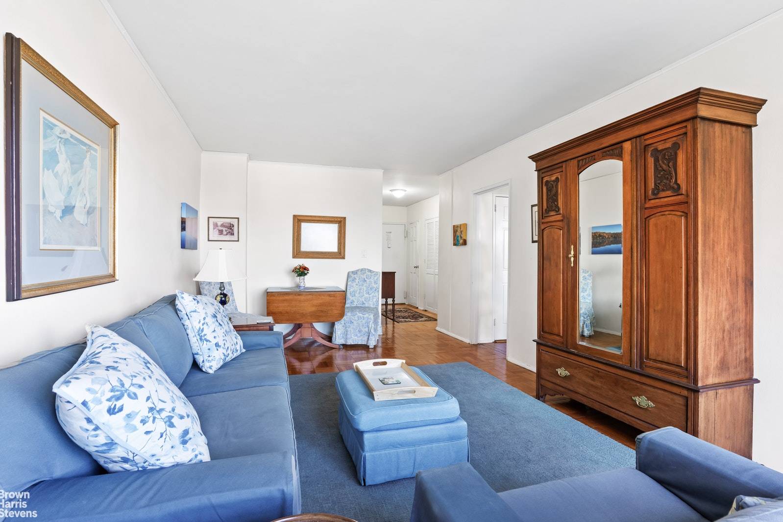 SUNDAY OPEN HOUSES ARE BY APPOINTMENT AND SLOTS MUST BE BOOKED IN ADVANCEInviting, airy one bedroom efficiency apartment with sunny eastern exposures !