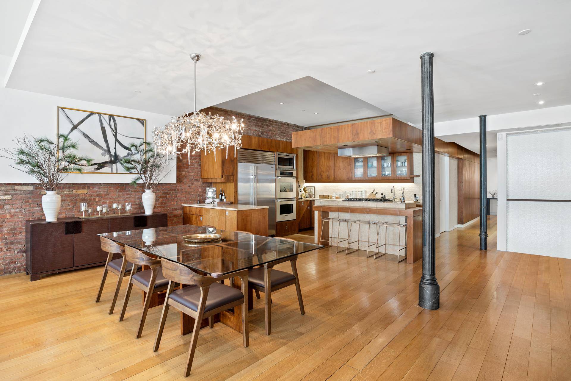 Quintessential and sprawling downtown mega loft located in the heart of Union Square.