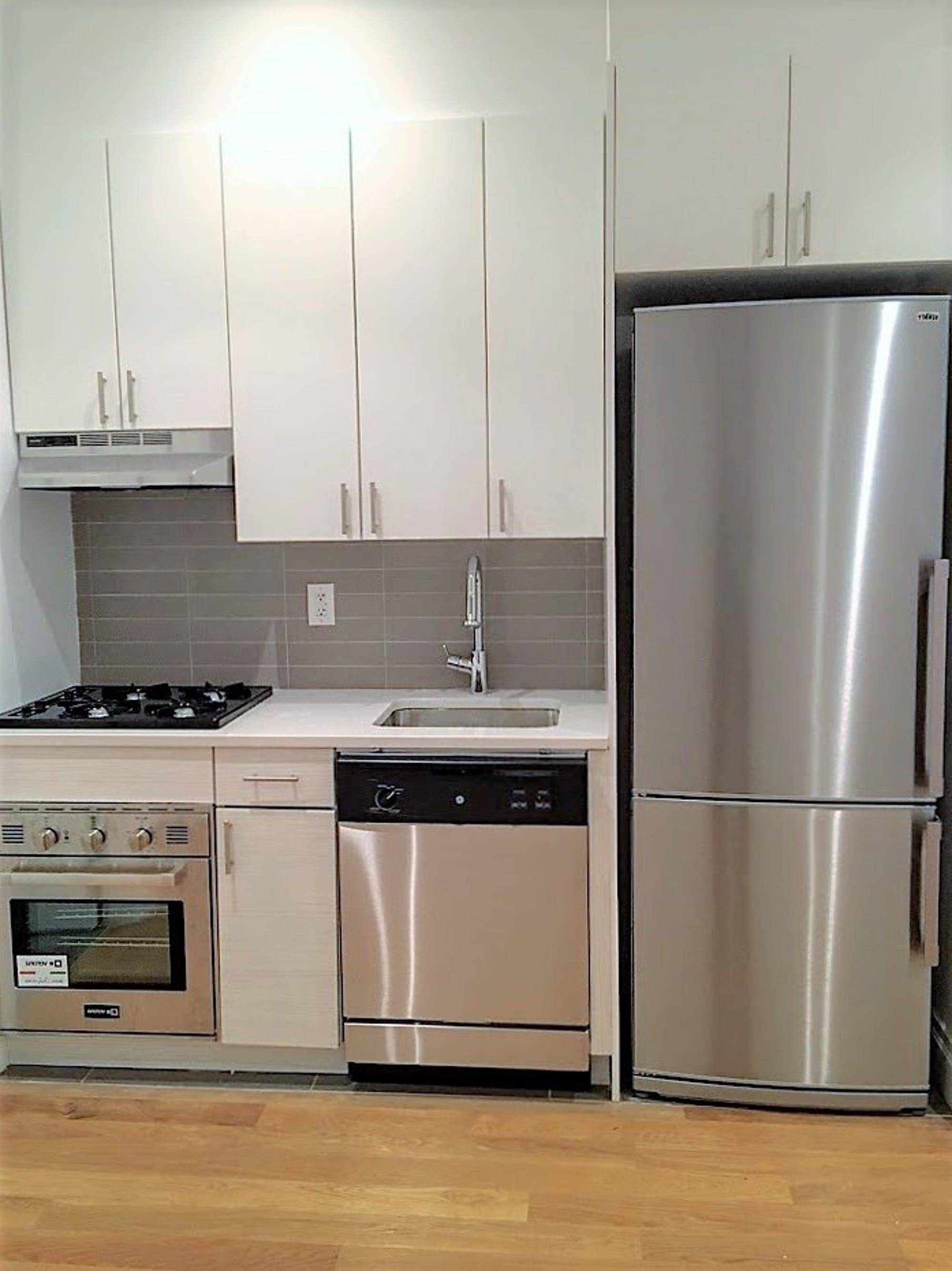 NO FEE VIRTUAL amp ; IN PERSON TOURS AVAILABLE Beautifully RENOVATED 1 Bedroom Apartment in Prime Midtown East Location Apartment Features Spacious Queen sized Bedroom Stainless Steel Appliances including Dishwasher ...