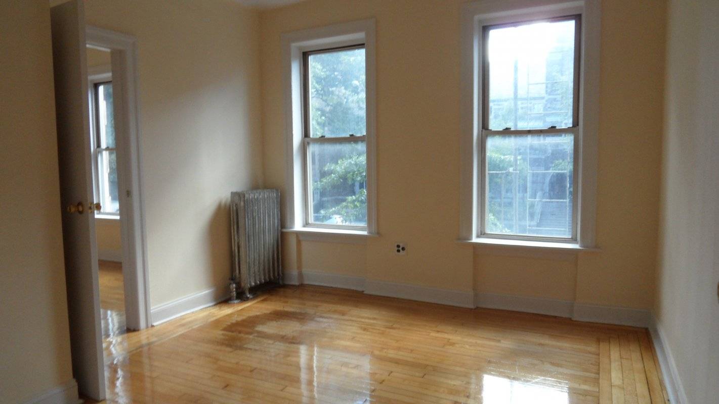This magnificent 3 bedroom convertible 4 bedrooms is in a great location on W155 in Washington Heights.