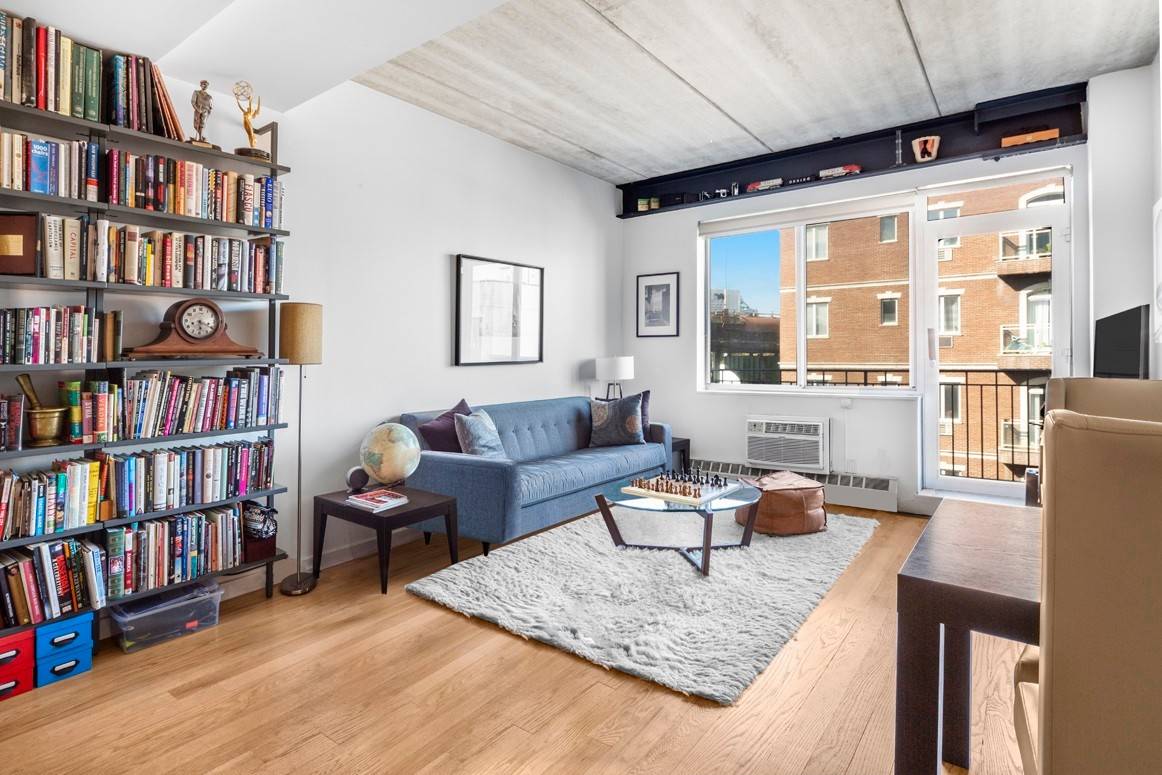 This gorgeous, bright 1 bedroom apartment located in Carroll Gardens is a must see !