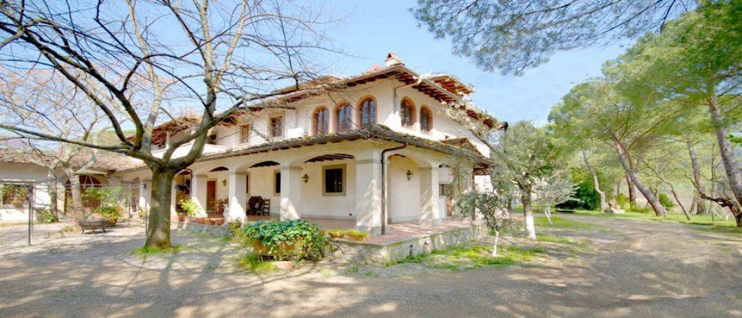 Florence luxury villas for sale. The property consists of a XIV century villa, guest house, garage and swimming pool, all surrounded by 10 ha of land