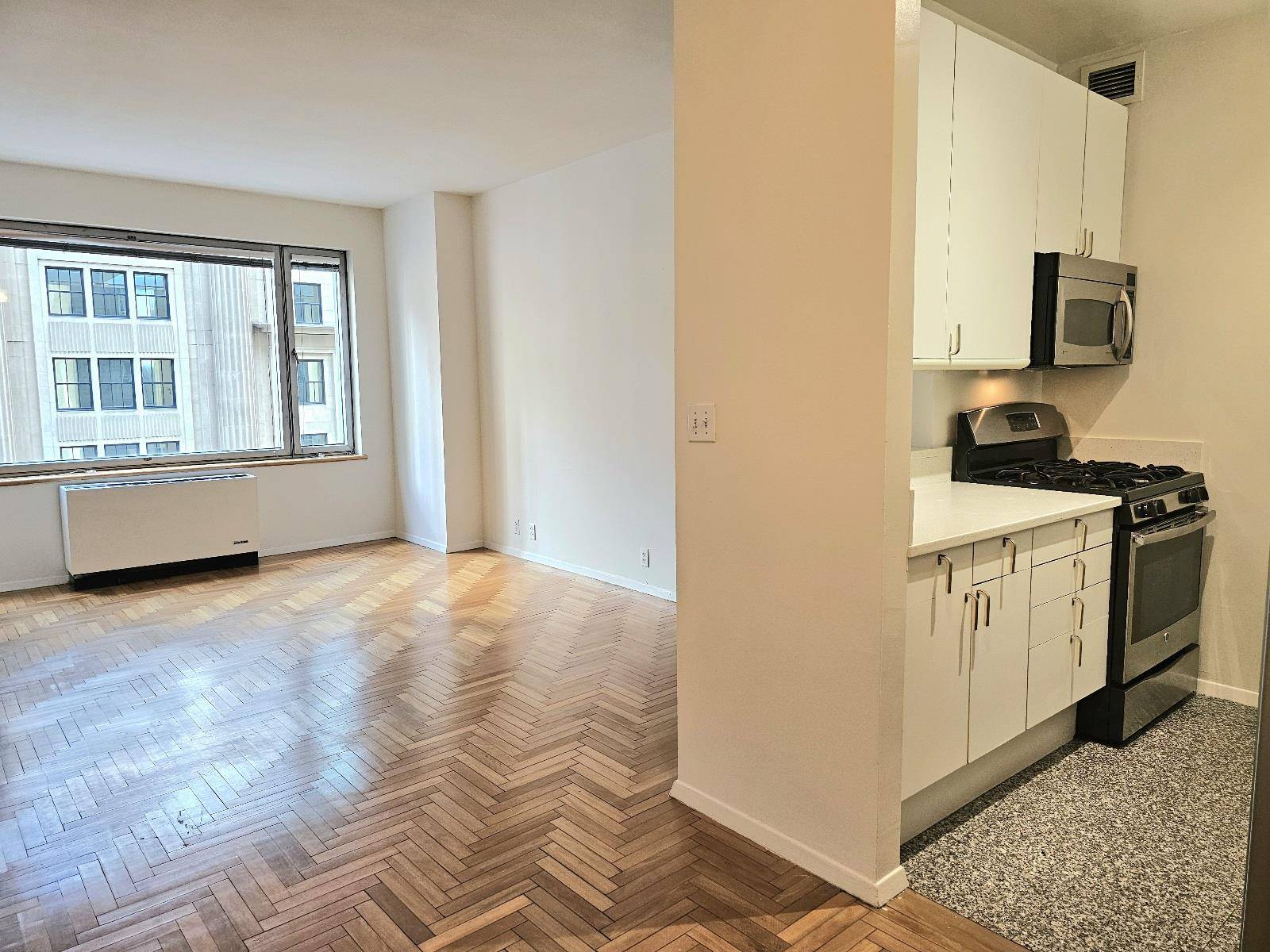THE APARTMENT Located in the heart of Columbus Circle in the highly desirable Central Park Place Condominium is this very nice 567 square foot, 1 bedroom home.