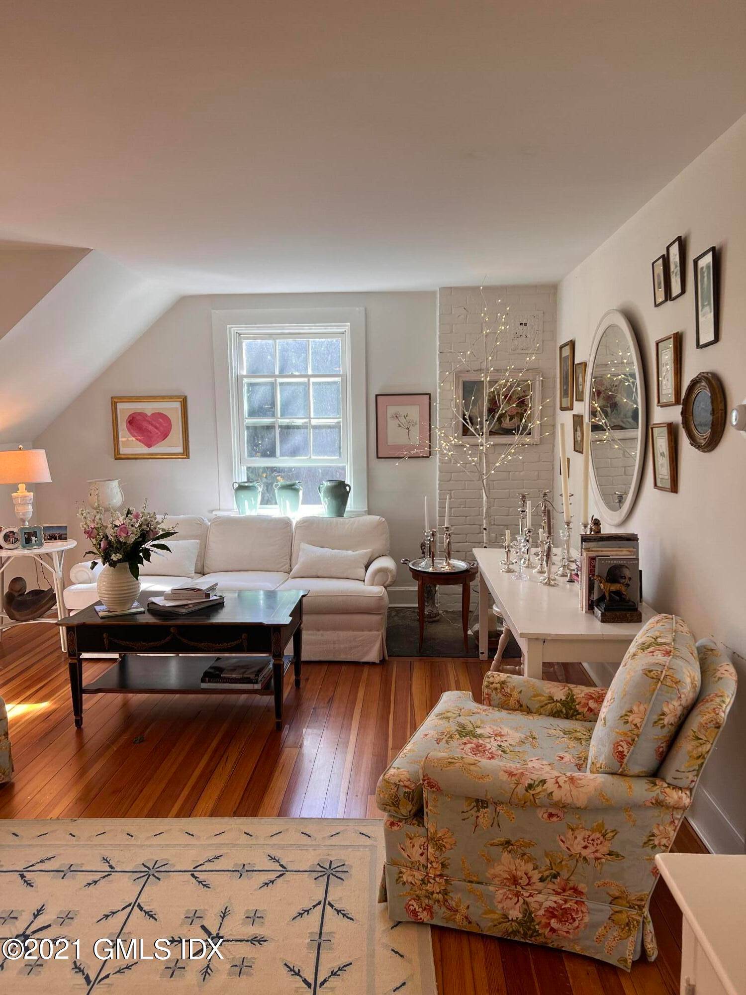 Charming, renovated, sunny, private 2BR 1B Carriage House apt in Rock Ridge estate area, close town, train, Greenwich Avenue dining and all amenities.