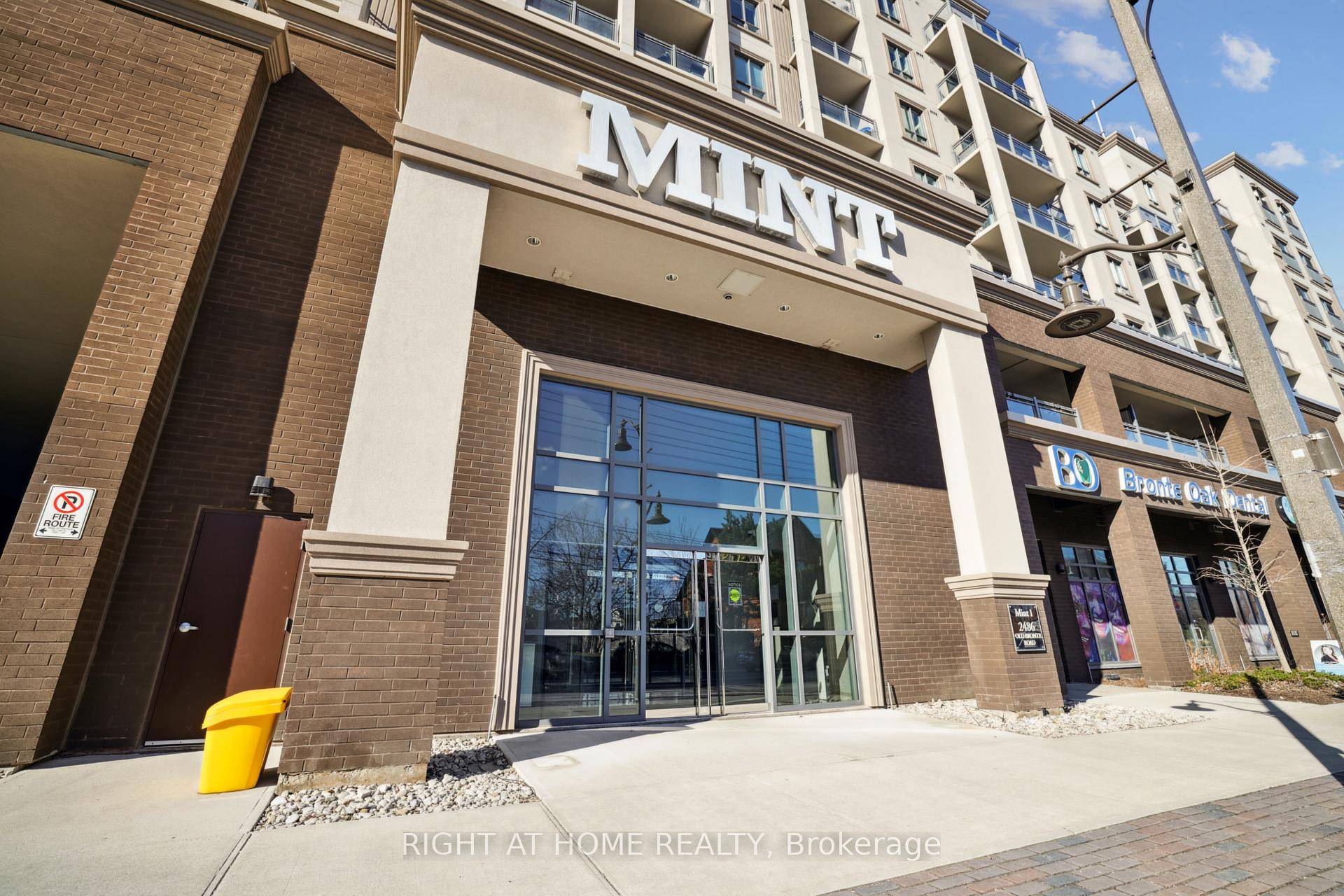 2 PARKING SPOTS ! ! INCREDIBLY WELL MAINTAINED 1 BEDROOM 1 BATHROOM PENTHOUSE UNIT AT MINT CONDOS.