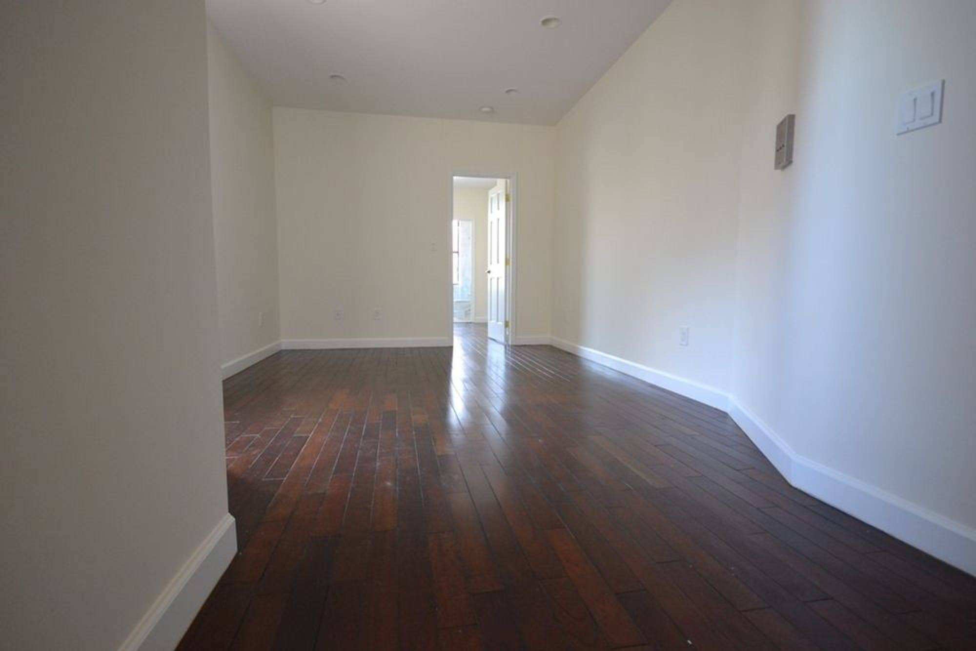 Super Sized and Sunny 2 Bedroom, 2 Full Bath in Greenpoint !
