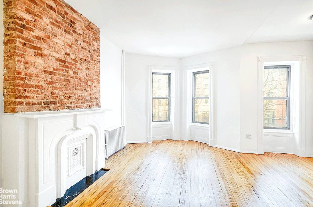 Wake up in this renovated, light filled 1 bedroom in the heart of Park Slope !