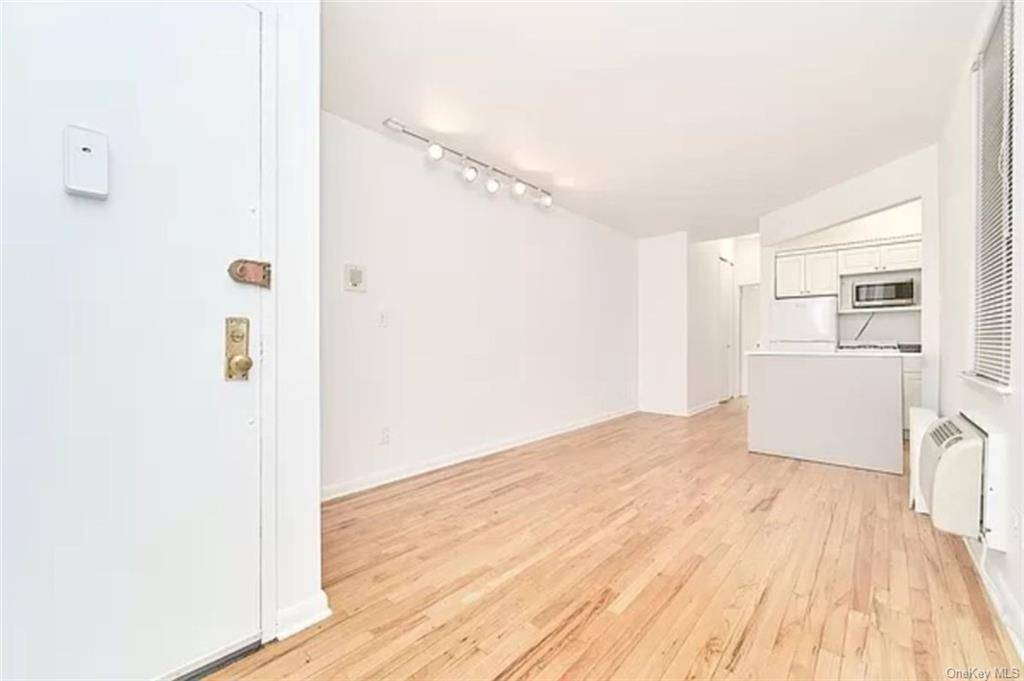 XL 1 BEDROOM GRAMERCYAPARTMENT FEATURES Sprawling Living Space Open Kitchen King Sized Bedroom Abundant Closet Space Formal Dining Area Hardwood Floors High Ceilings Overhead Lighting A C Units In Living ...