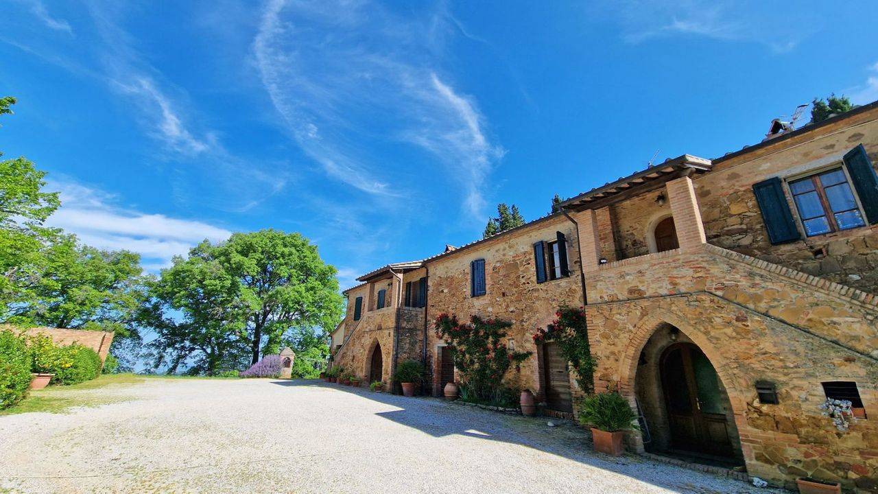Farm with 40 hectares of land, farmhouse, annexes and agricultural sheds for sale in San Giovanni d'Asso, in the province of Siena.
