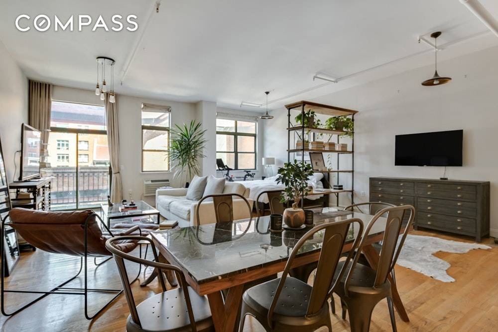 NO FEE 1 MONTH FREE ! CONVERTIBLE 1 BEDROOM IN COVETED DUMBO Nett effective rent 2, 770 per month !
