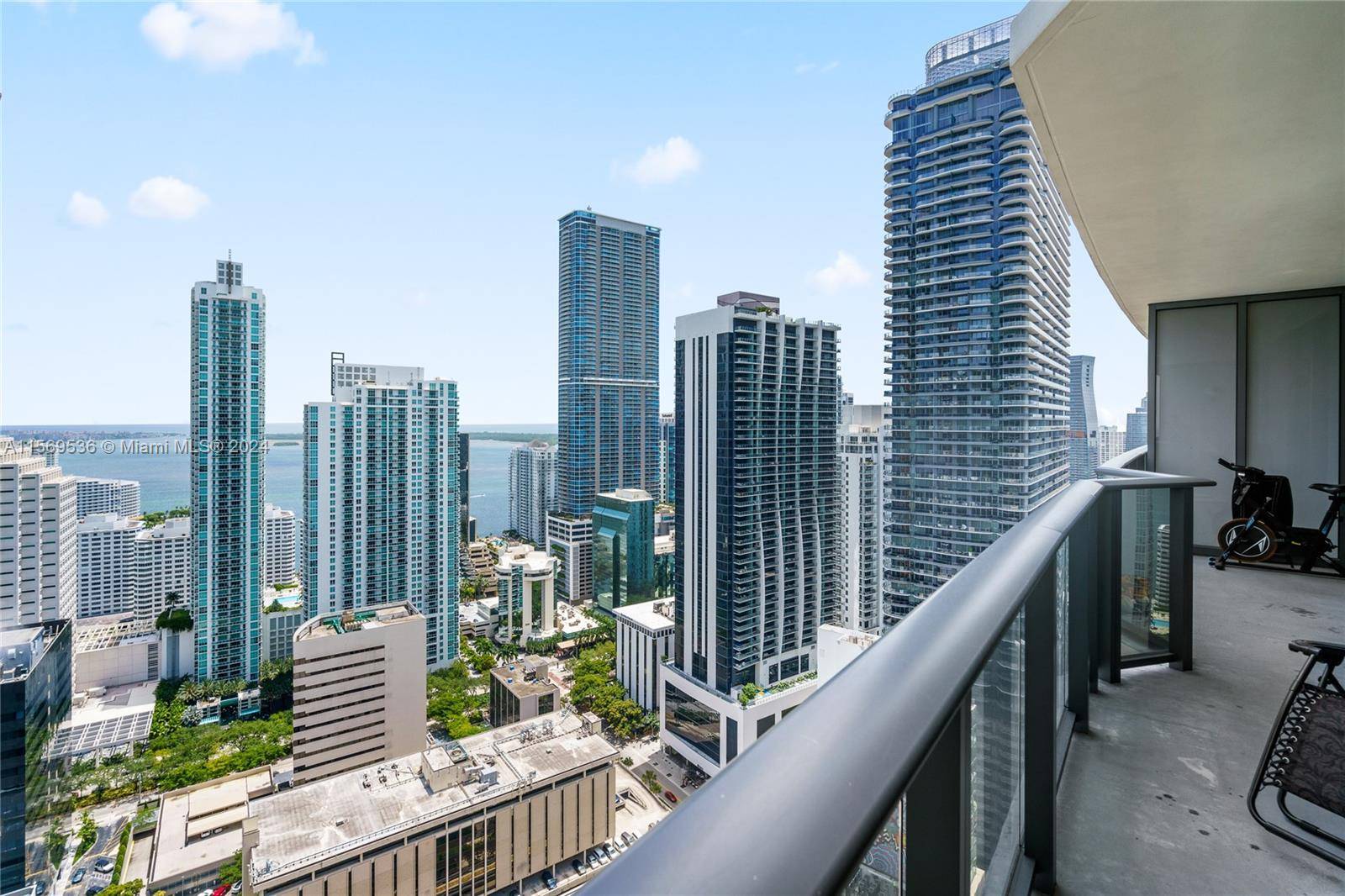 Spectacular 1BD 2BA DEN unit with stunning panoramic views of Brickell Bay.