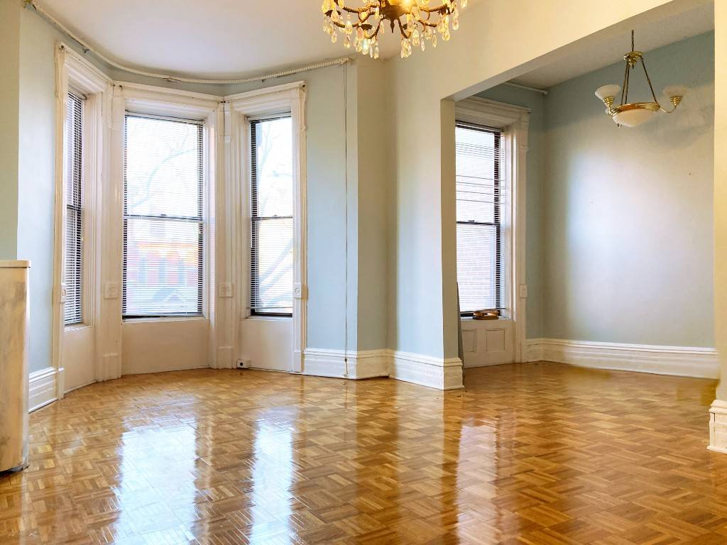 Greenpoint Rarity ! Available April 1 A rare sprawling 1, 100 sf unit located on historic Kent st.