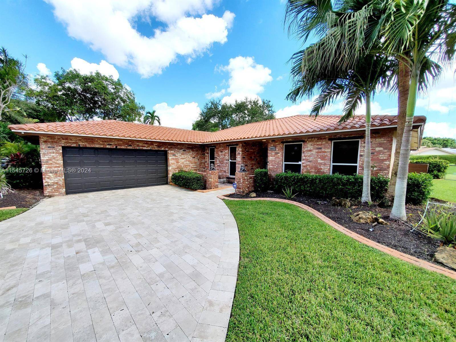 Paradise in the heart of Coral Springs !