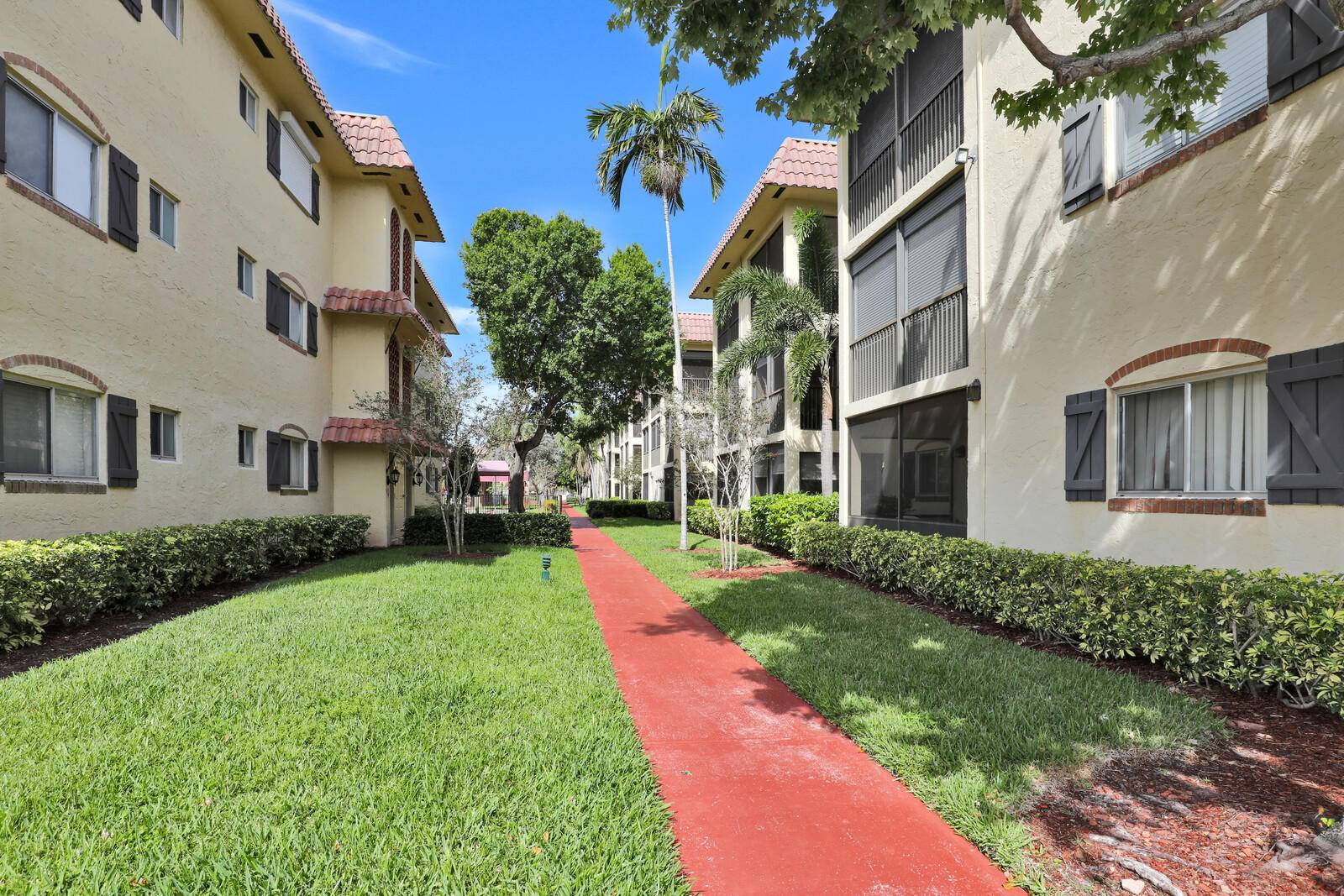 THIS IS IT ! Gorgeous 2nd Floor 1 1 unit in Pompano Beach.